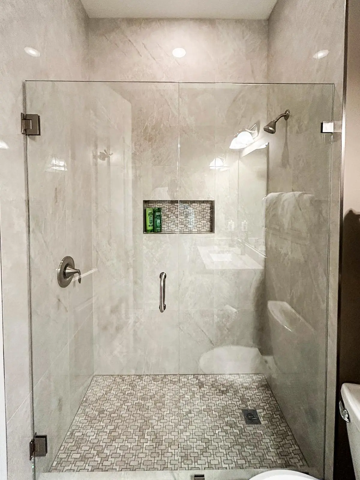 Large-format shower with mosaic niche
