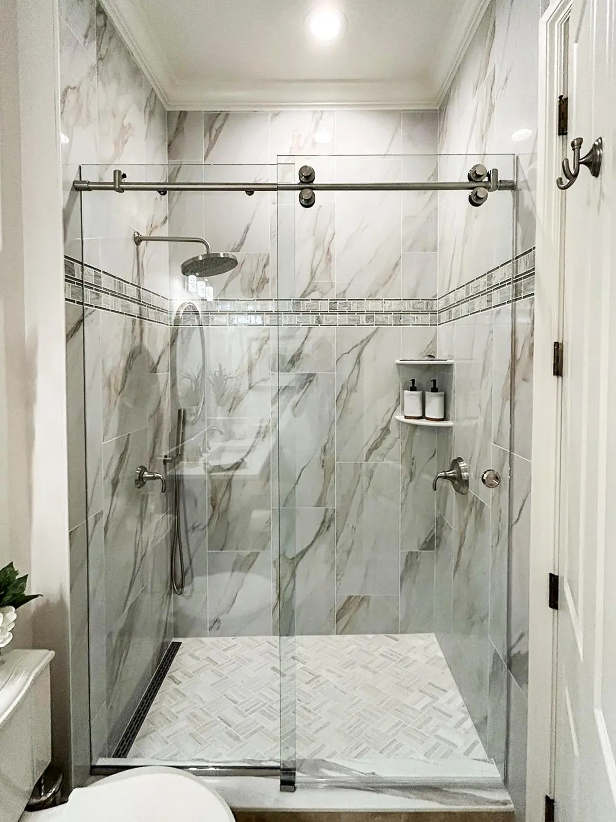 Marble-look shower with sliding glass door